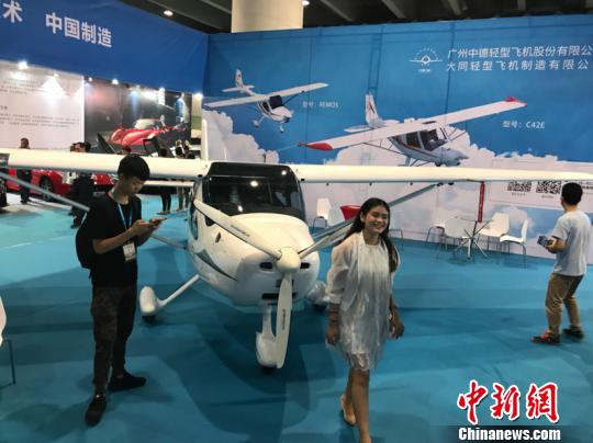 輕型飛機(jī)引來(lái)觀眾合影 索有為 攝